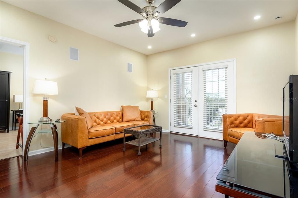 待售: $185,000 (2 贝兹, 2 浴室, 1041 平方英尺)