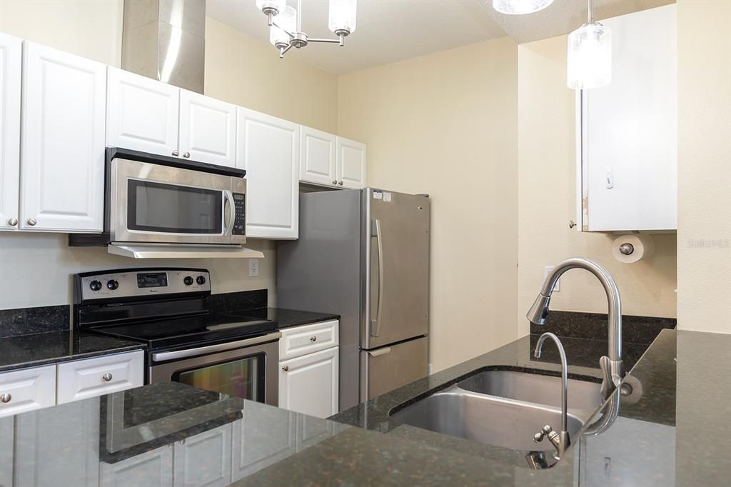 待售: $185,000 (2 贝兹, 2 浴室, 1041 平方英尺)