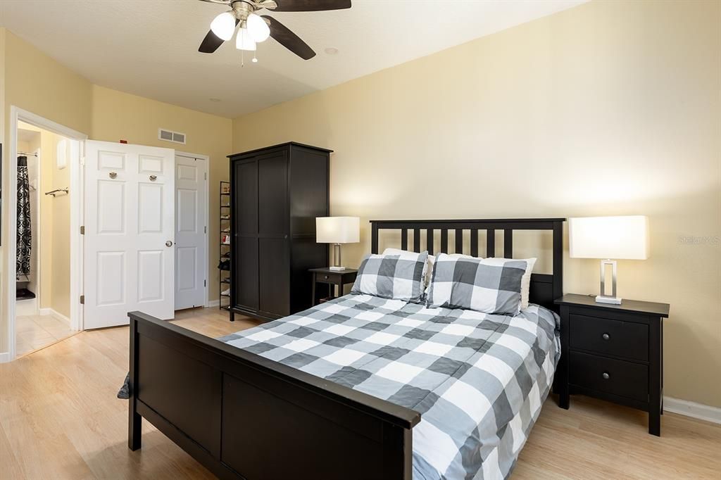 待售: $185,000 (2 贝兹, 2 浴室, 1041 平方英尺)