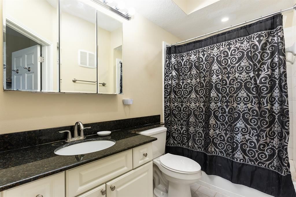 待售: $185,000 (2 贝兹, 2 浴室, 1041 平方英尺)