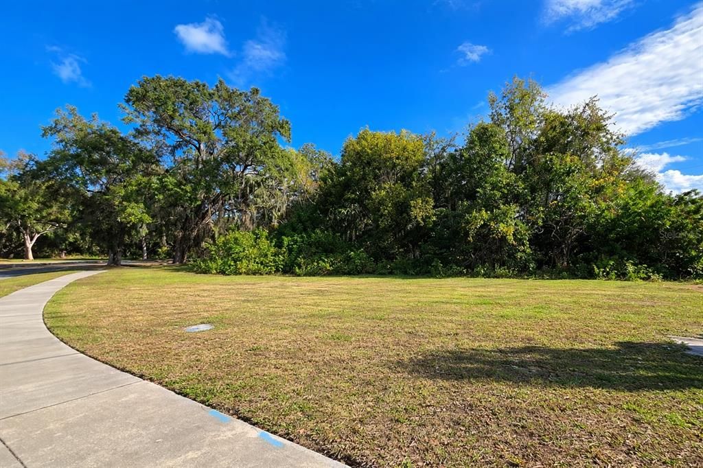 待售: $589,000 (0.86 acres)