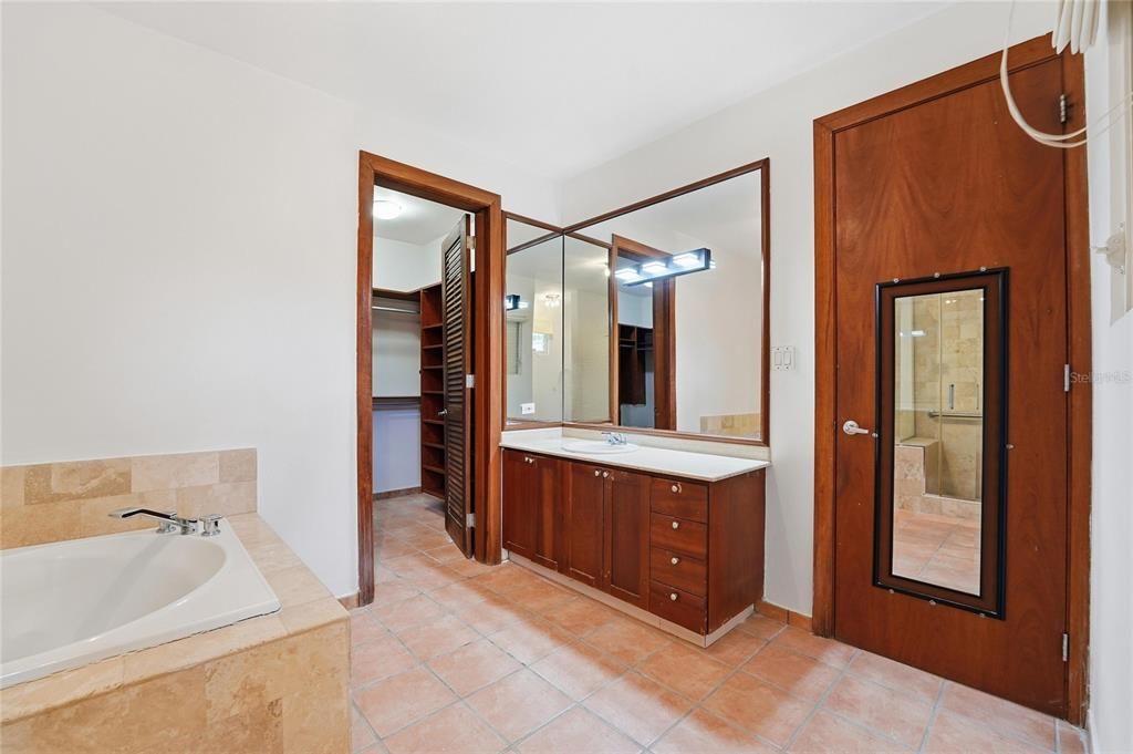 En Venta: $4,500,000 (3 camas, 3 baños, 3000 Pies cuadrados)