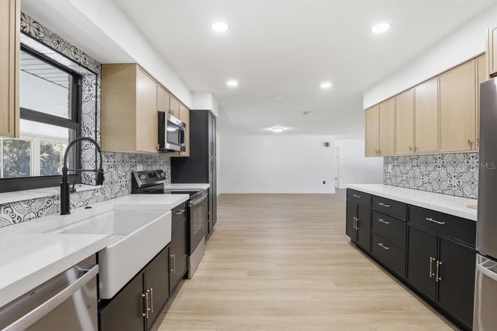 For Sale: $319,990 (3 beds, 3 baths, 1963 Square Feet)