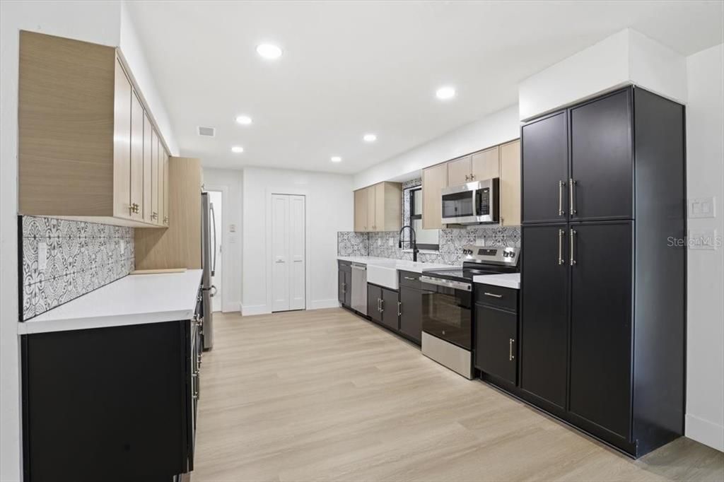 For Sale: $319,990 (3 beds, 3 baths, 1963 Square Feet)