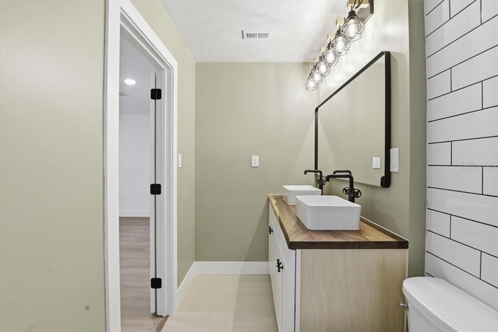 For Sale: $319,990 (3 beds, 3 baths, 1963 Square Feet)
