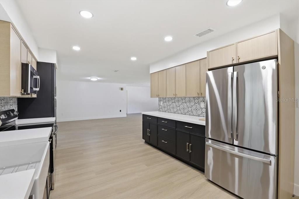 For Sale: $319,990 (3 beds, 3 baths, 1963 Square Feet)
