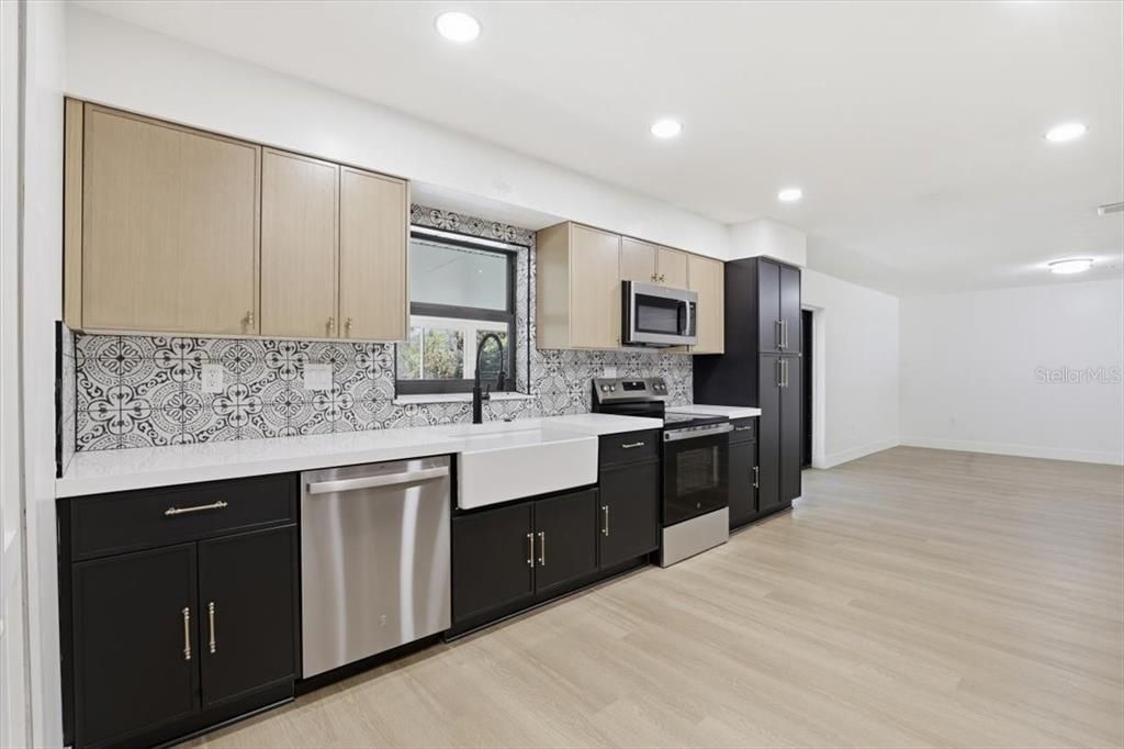 For Sale: $319,990 (3 beds, 3 baths, 1963 Square Feet)