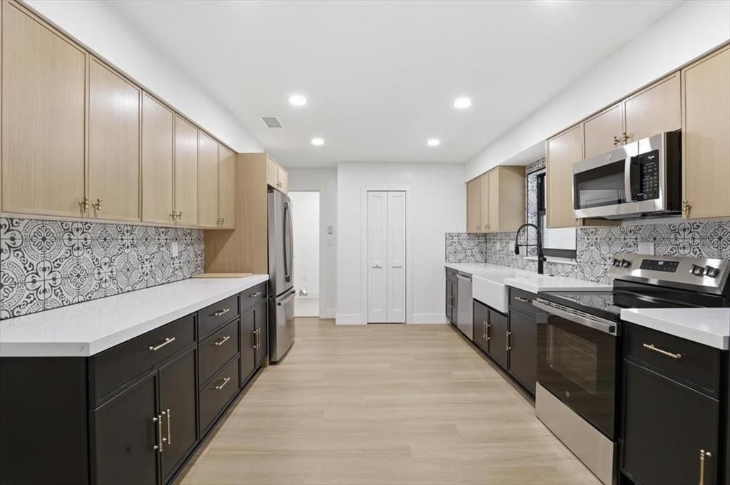 For Sale: $319,990 (3 beds, 3 baths, 1963 Square Feet)