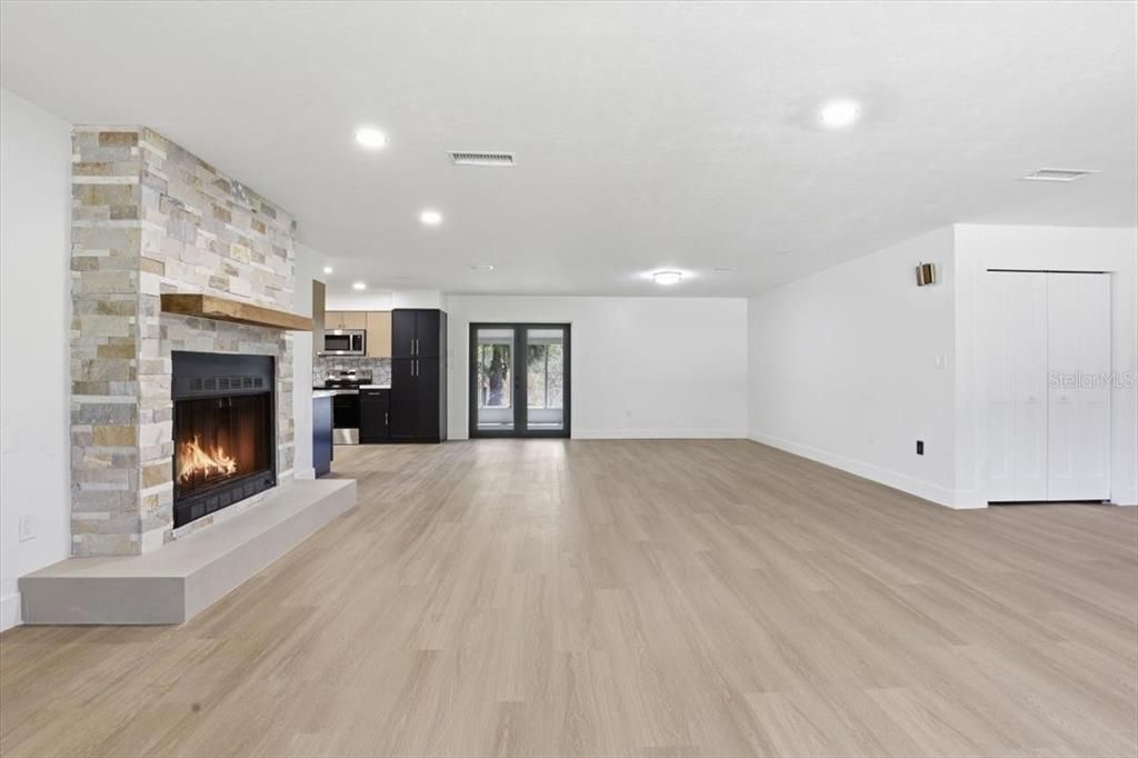 For Sale: $319,990 (3 beds, 3 baths, 1963 Square Feet)