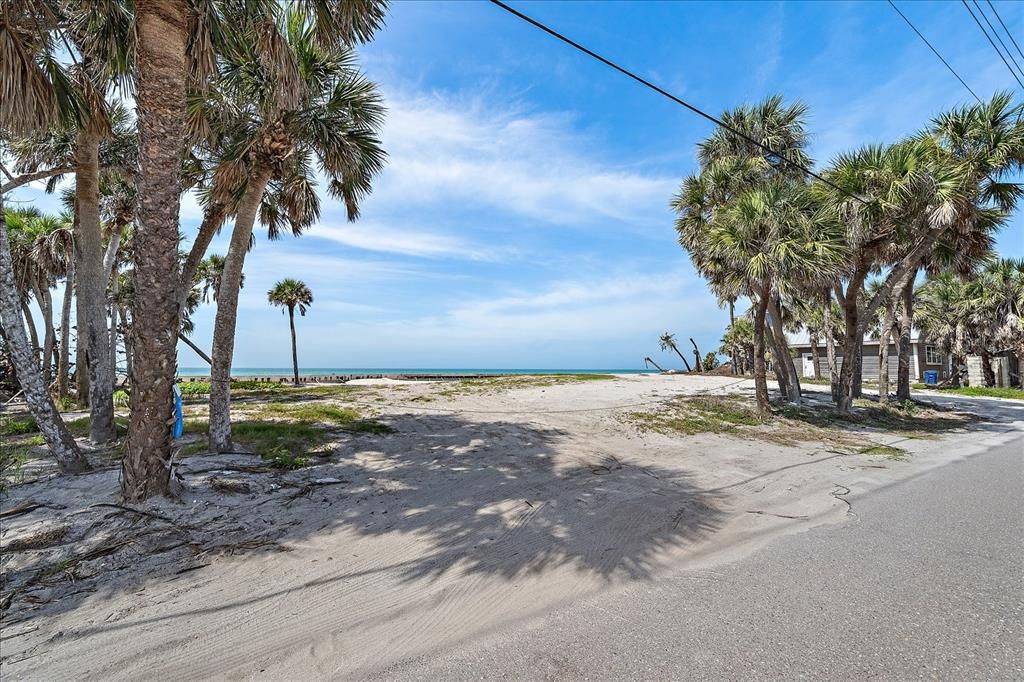 En Venta: $1,290,000 (0.44 acres)