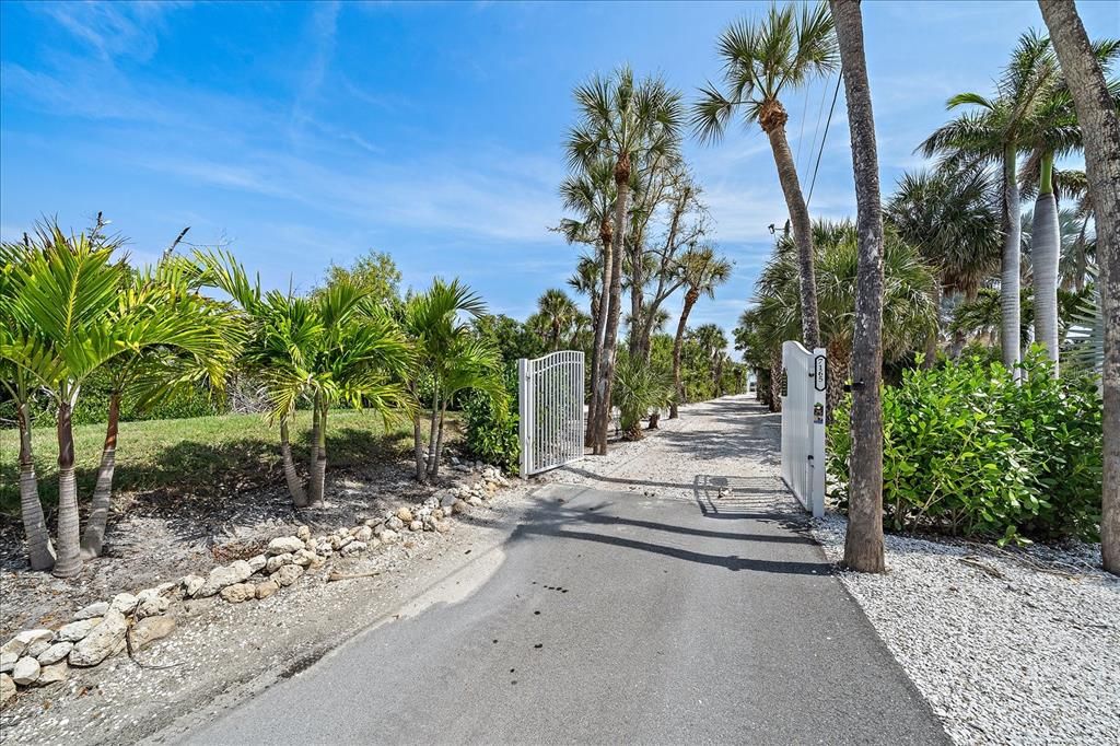 En Venta: $1,290,000 (0.44 acres)