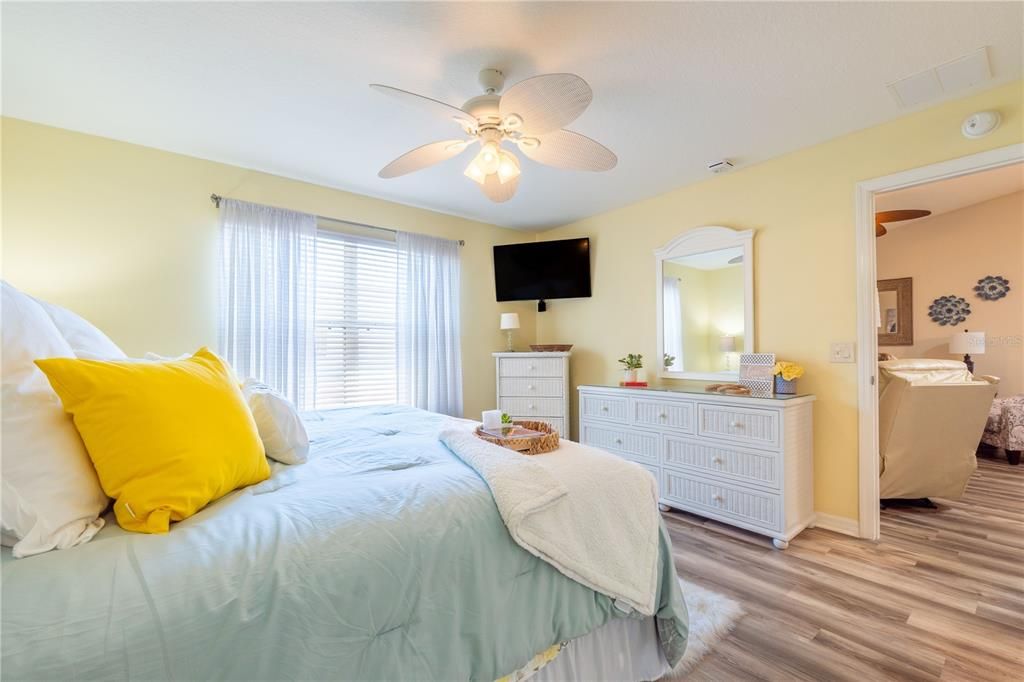 Active With Contract: $310,000 (3 beds, 2 baths, 1237 Square Feet)