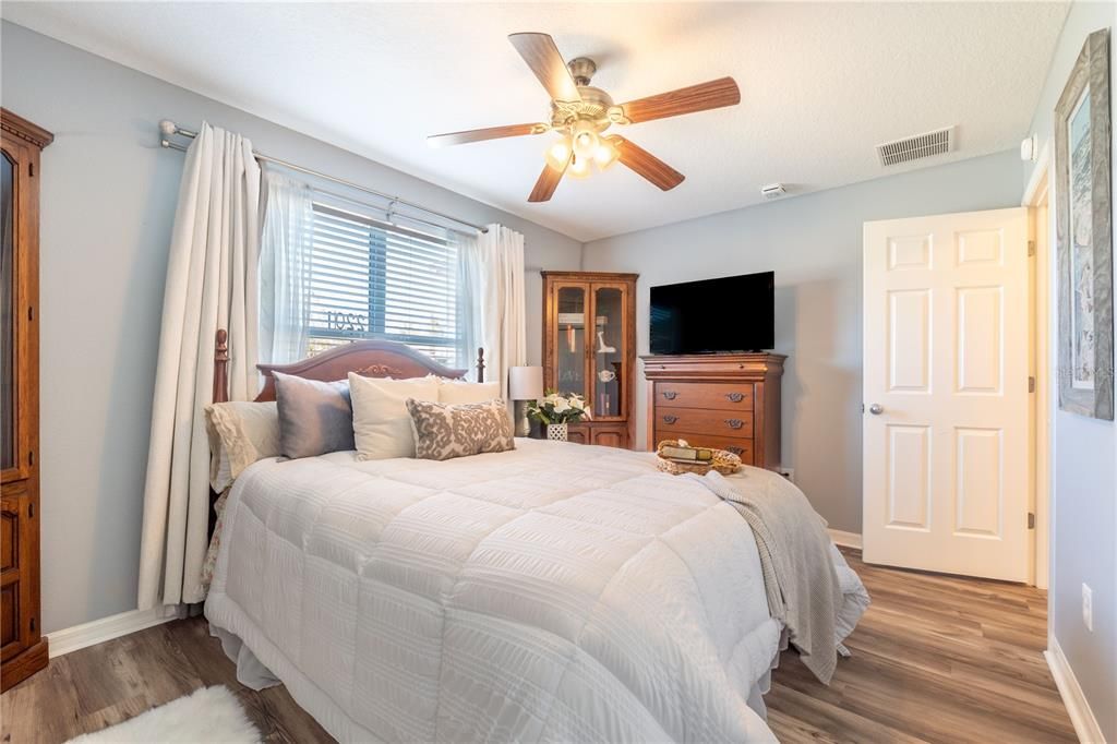 Active With Contract: $310,000 (3 beds, 2 baths, 1237 Square Feet)