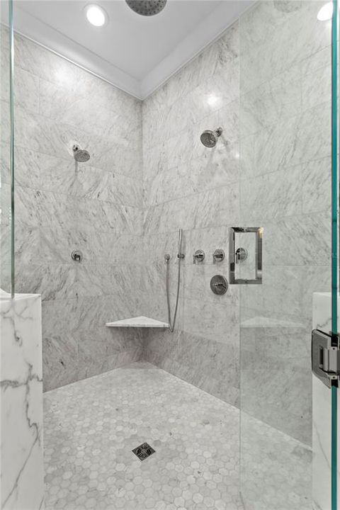 Activo con contrato: $4,495,000 (5 camas, 5 baños, 6050 Pies cuadrados)