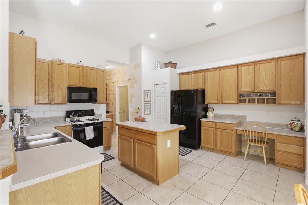 Active With Contract: $495,000 (4 beds, 3 baths, 2553 Square Feet)