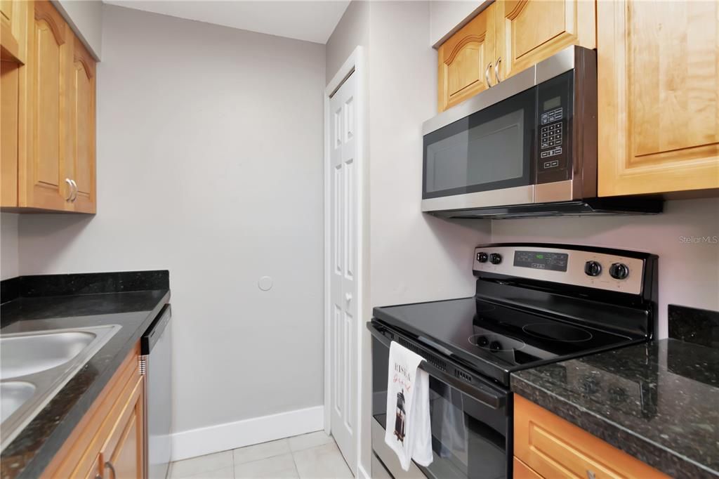 For Sale: $143,900 (2 beds, 2 baths, 918 Square Feet)