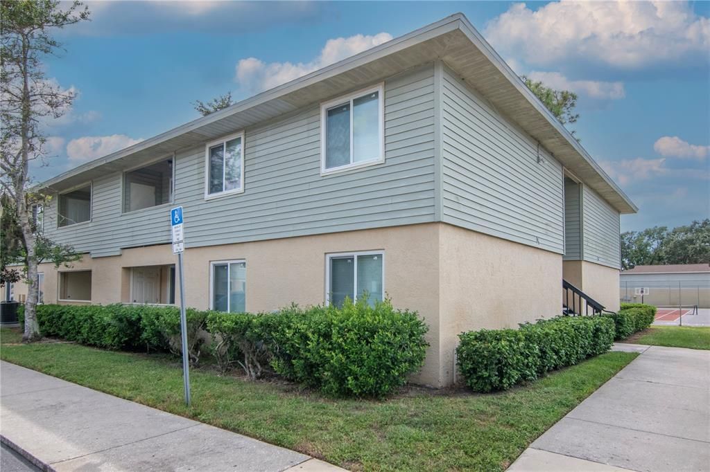 For Sale: $143,900 (2 beds, 2 baths, 918 Square Feet)