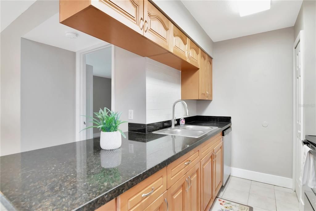 For Sale: $143,900 (2 beds, 2 baths, 918 Square Feet)