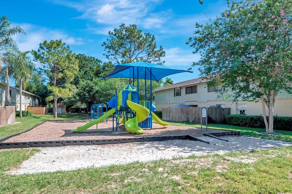 For Sale: $143,900 (2 beds, 2 baths, 918 Square Feet)