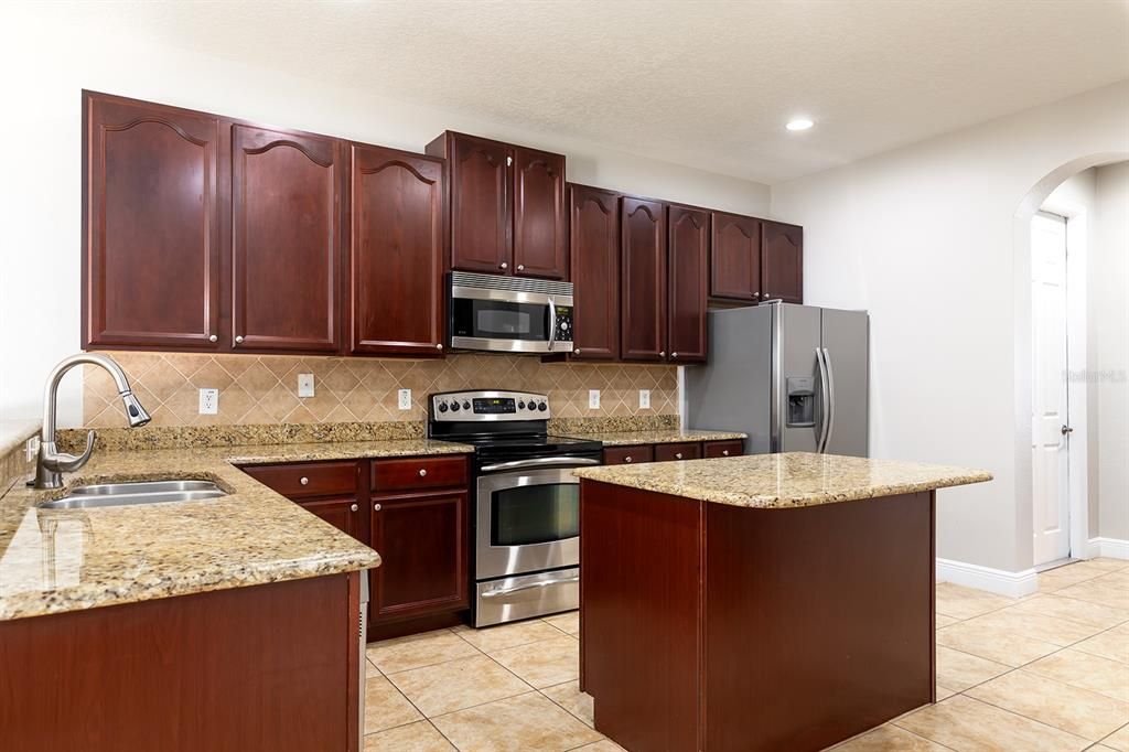 Activo con contrato: $634,900 (4 camas, 3 baños, 2693 Pies cuadrados)