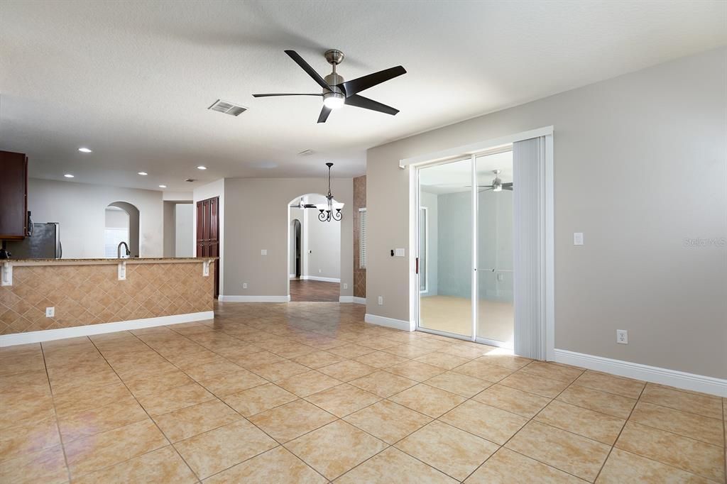 Activo con contrato: $634,900 (4 camas, 3 baños, 2693 Pies cuadrados)