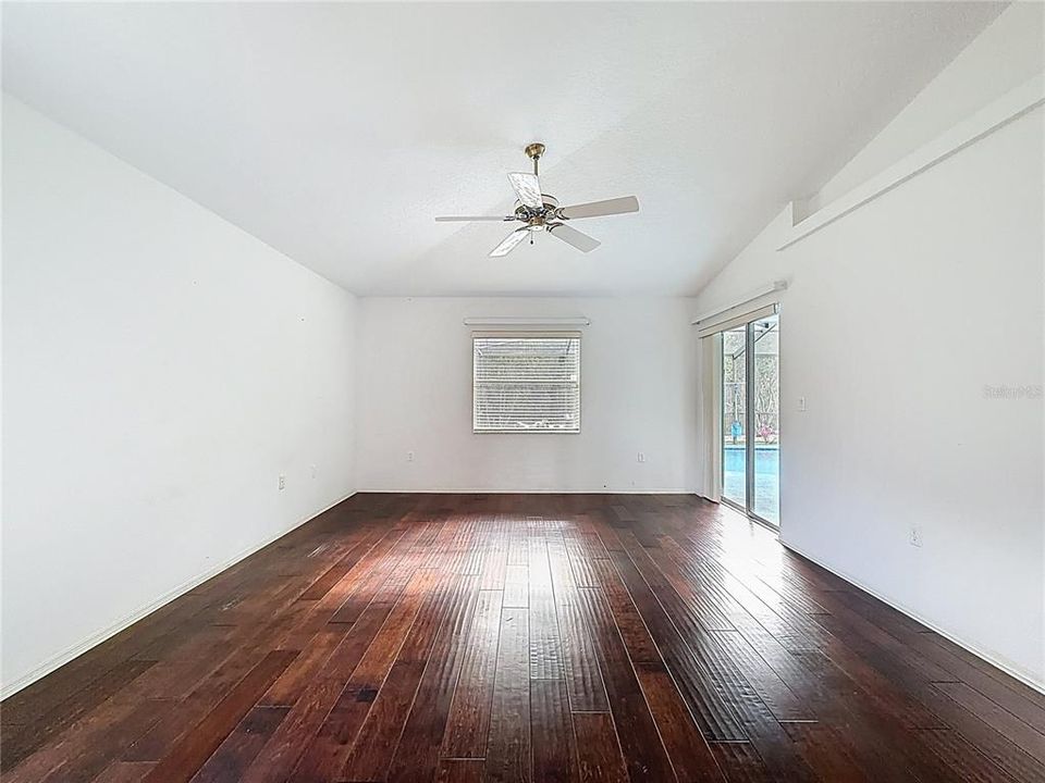 合同活跃: $533,000 (3 贝兹, 2 浴室, 2151 平方英尺)