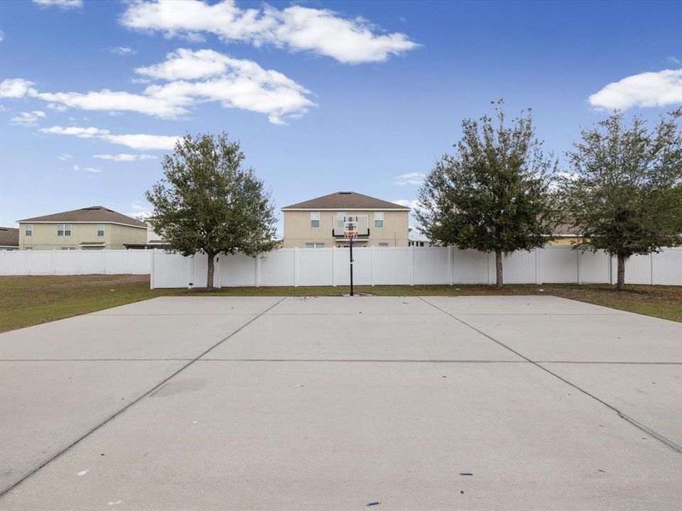 Active With Contract: $400,000 (5 beds, 3 baths, 2674 Square Feet)