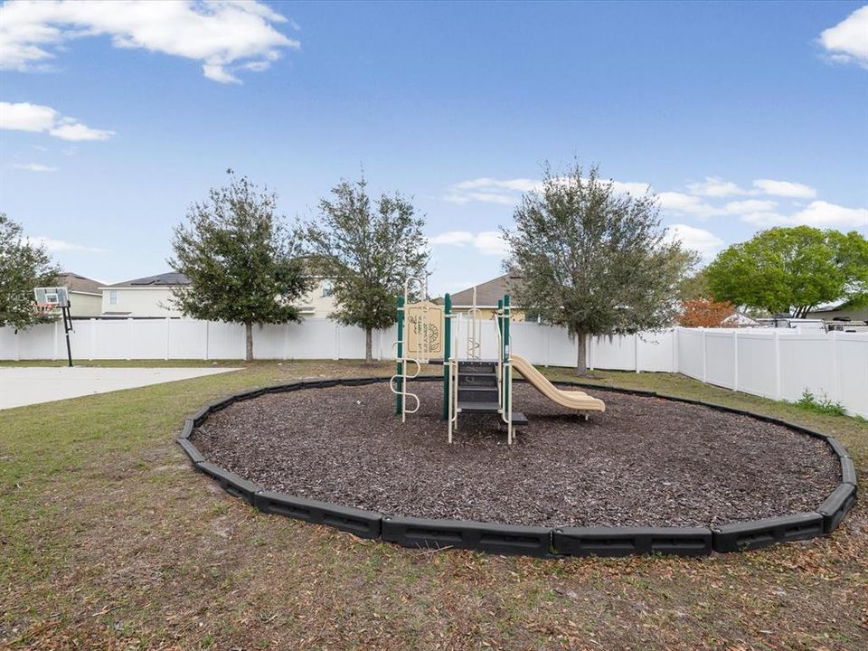 Active With Contract: $400,000 (5 beds, 3 baths, 2674 Square Feet)