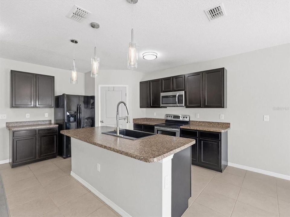 Active With Contract: $400,000 (5 beds, 3 baths, 2674 Square Feet)