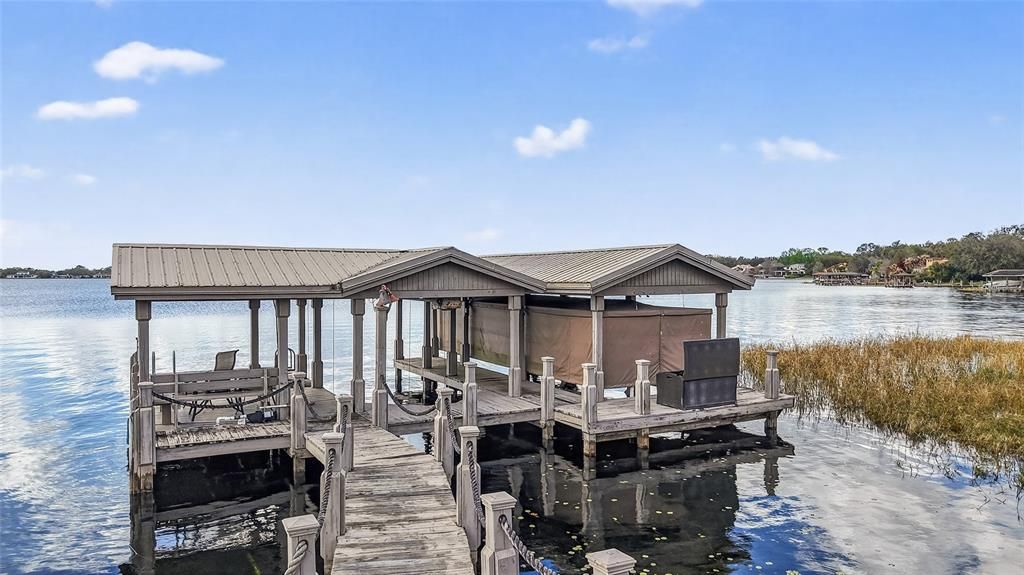 待售: $3,499,000 (2.21 acres)