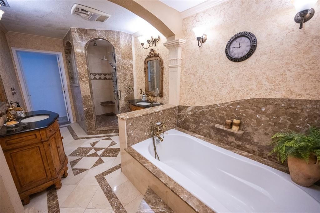 Под контрактом: $699,900 (7 спален, 4 ванн, 3319 Квадратных фут)