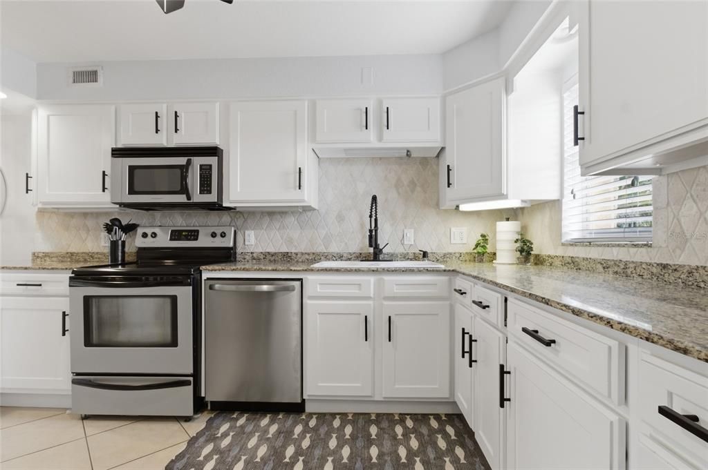 For Sale: $447,000 (2 beds, 1 baths, 851 Square Feet)