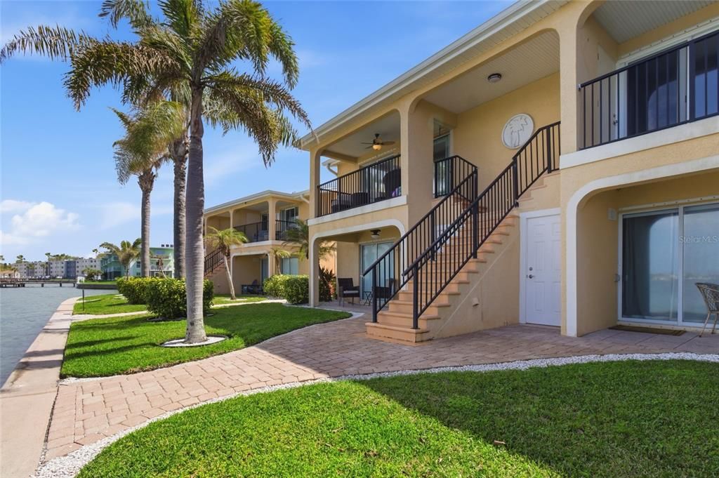 For Sale: $447,000 (2 beds, 1 baths, 851 Square Feet)