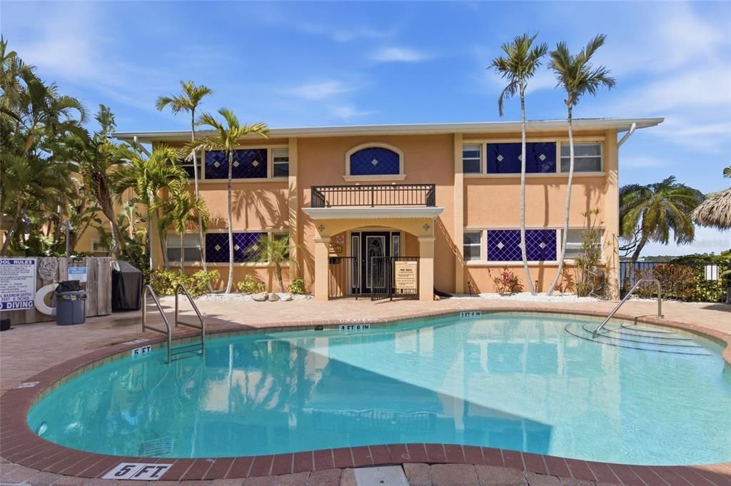 For Sale: $447,000 (2 beds, 1 baths, 851 Square Feet)