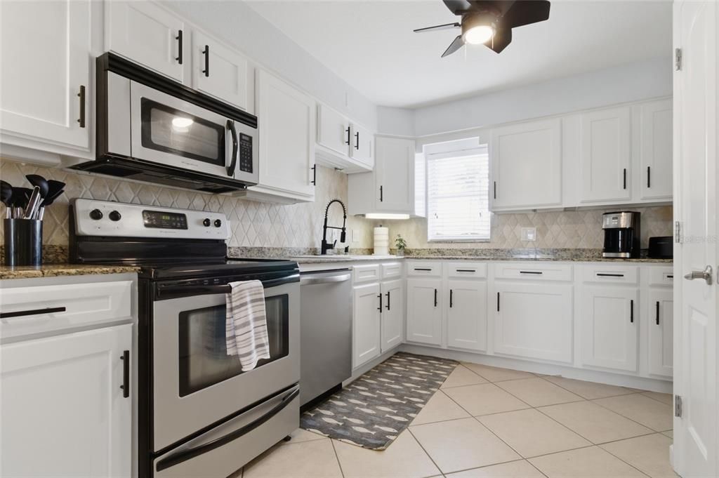 For Sale: $447,000 (2 beds, 1 baths, 851 Square Feet)