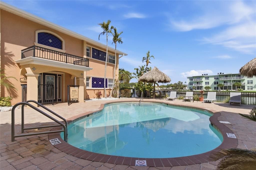 For Sale: $447,000 (2 beds, 1 baths, 851 Square Feet)