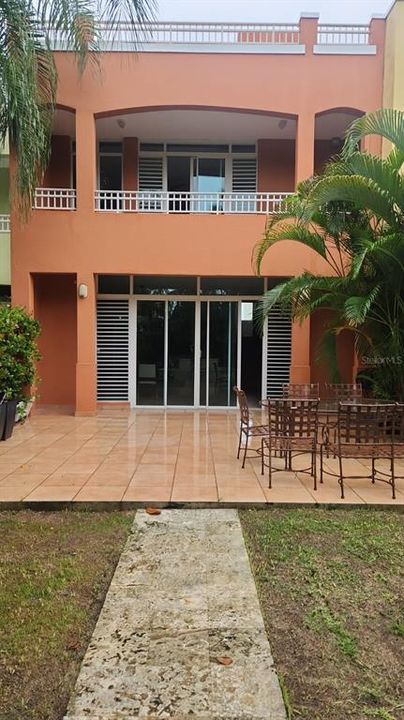 For Sale: $950,000 (3 beds, 3 baths, 2900 Square Feet)