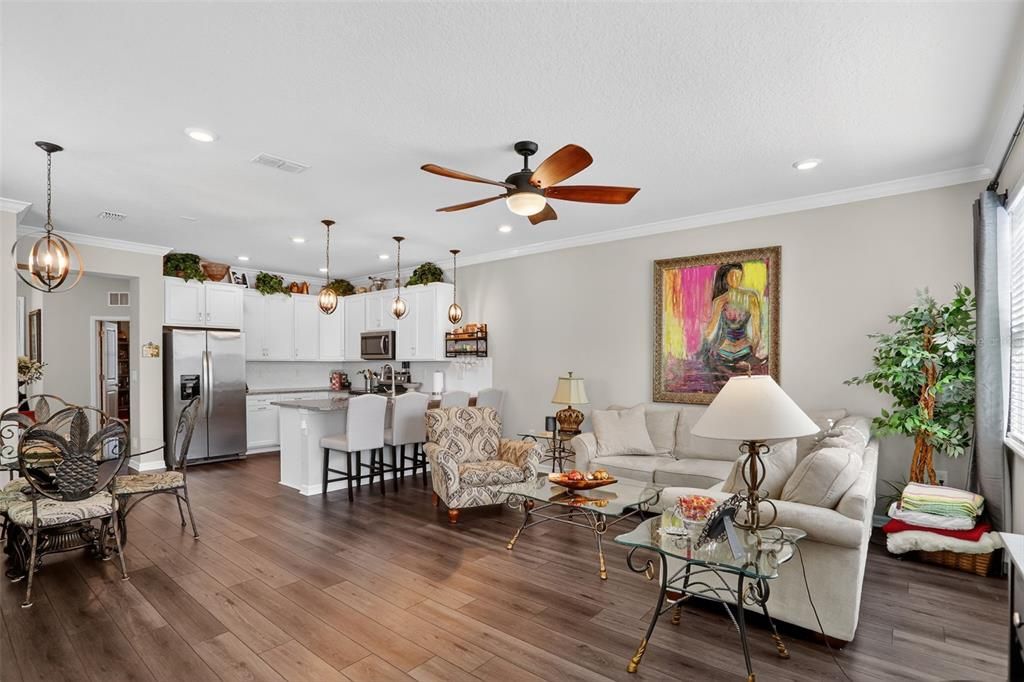 Activo con contrato: $416,900 (3 camas, 3 baños, 1809 Pies cuadrados)