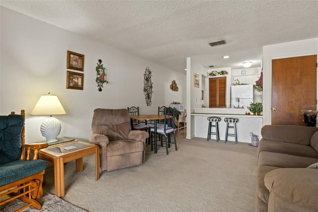 待售: $139,000 (2 贝兹, 2 浴室, 812 平方英尺)