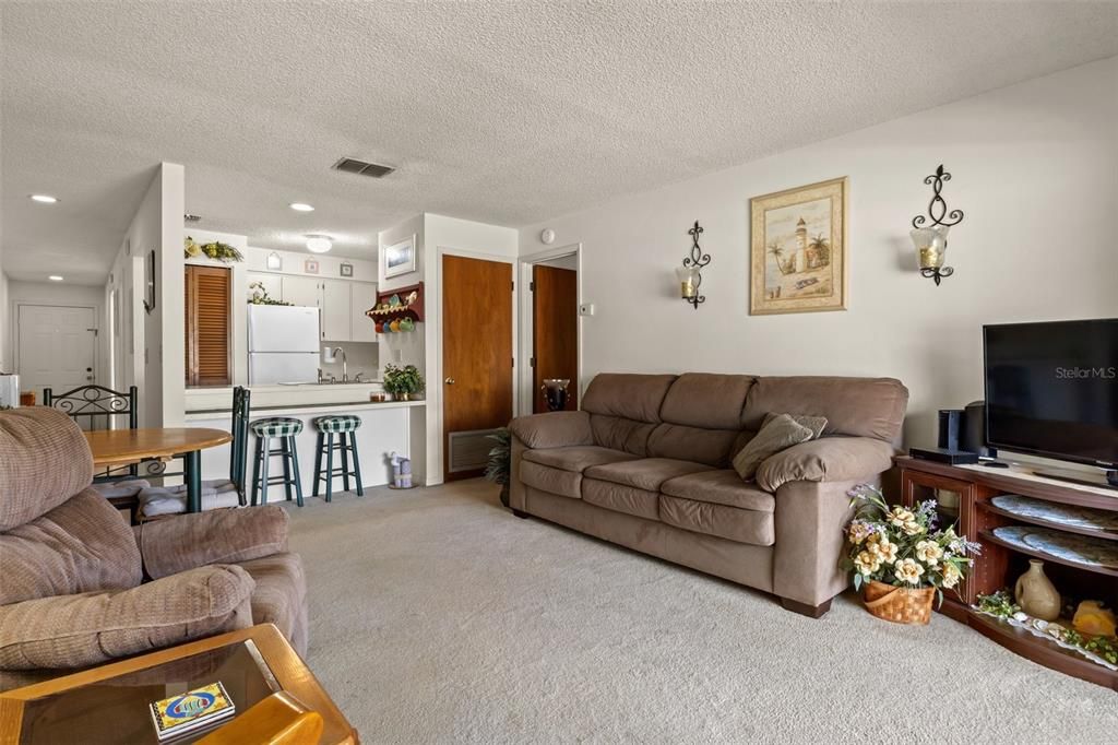 待售: $139,000 (2 贝兹, 2 浴室, 812 平方英尺)