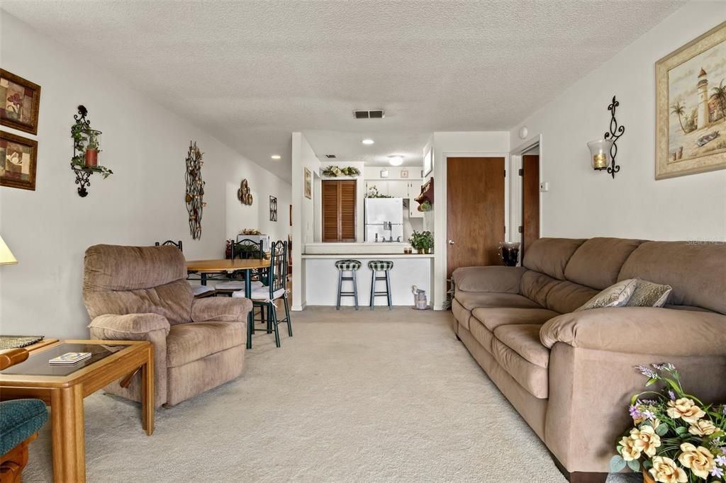 待售: $139,000 (2 贝兹, 2 浴室, 812 平方英尺)