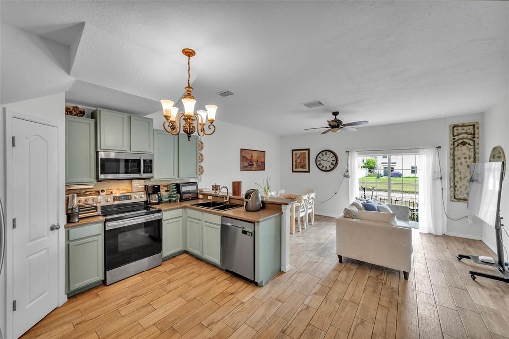На продажу: $249,999 (3 спален, 2 ванн, 1649 Квадратных фут)