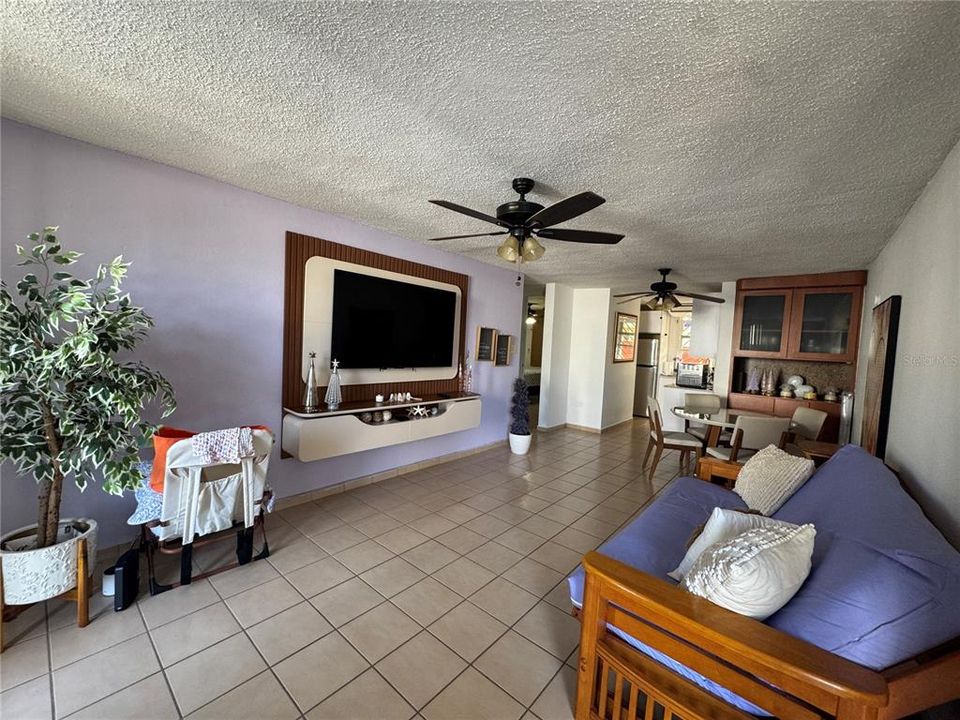 For Sale: $400,000 (2 beds, 2 baths, 965 Square Feet)