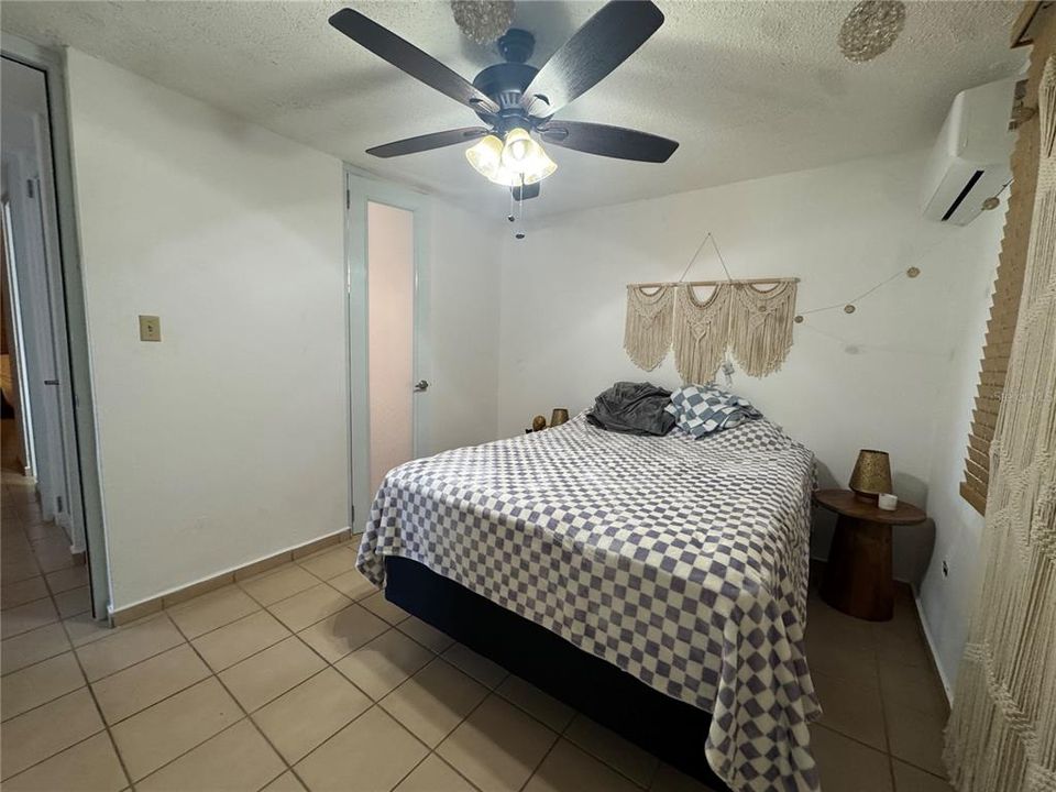 For Sale: $400,000 (2 beds, 2 baths, 965 Square Feet)