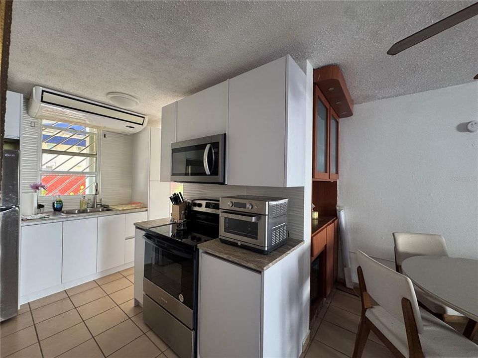 For Sale: $400,000 (2 beds, 2 baths, 965 Square Feet)