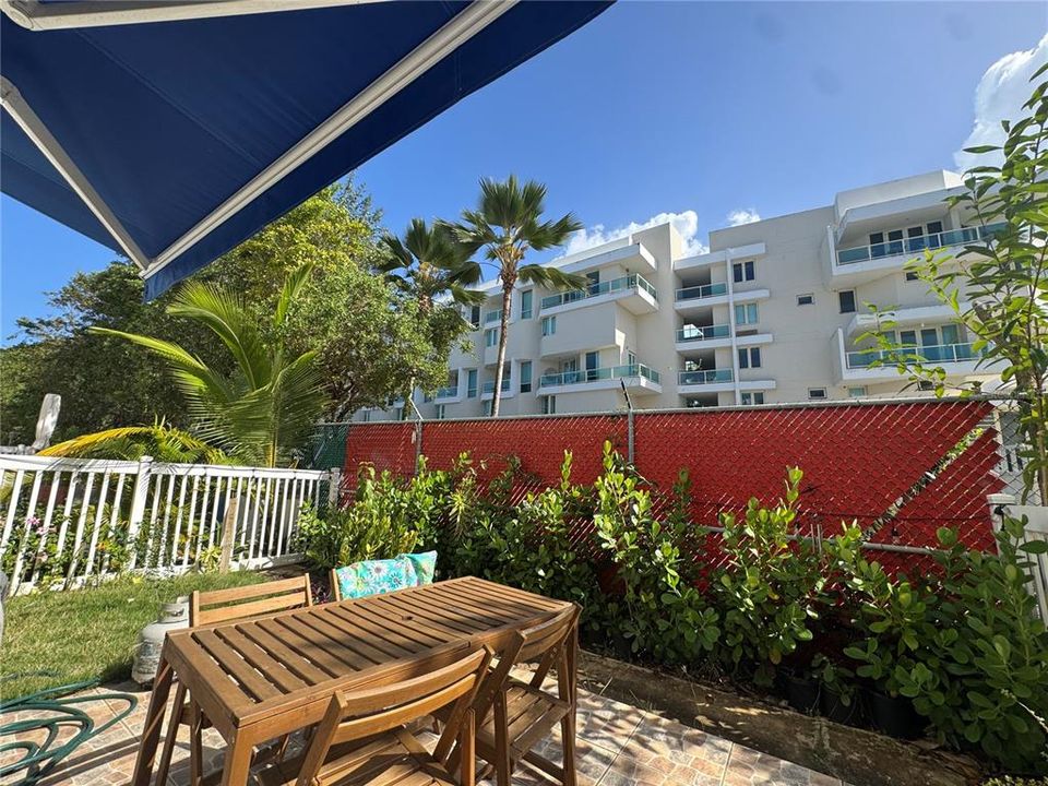 For Sale: $400,000 (2 beds, 2 baths, 965 Square Feet)