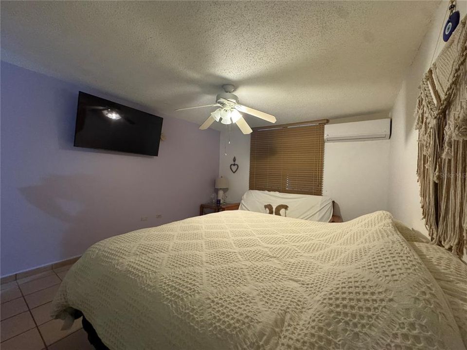 For Sale: $400,000 (2 beds, 2 baths, 965 Square Feet)