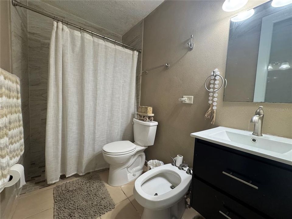 For Sale: $400,000 (2 beds, 2 baths, 965 Square Feet)