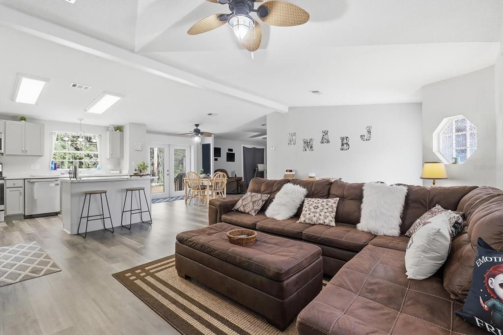 En Venta: $250,000 (4 camas, 2 baños, 1848 Pies cuadrados)