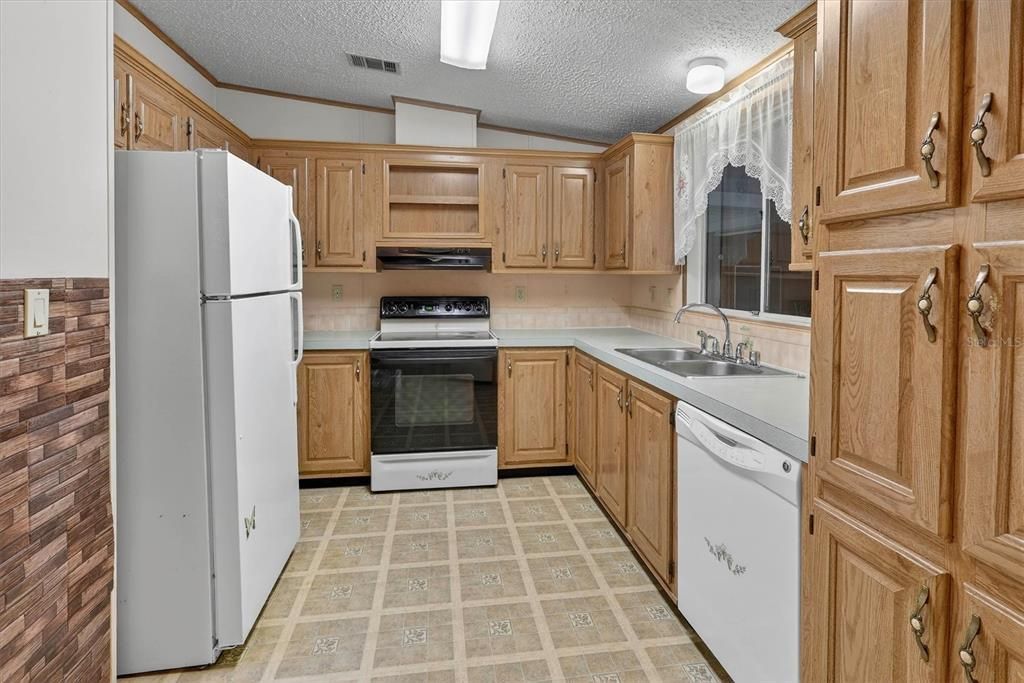 На продажу: $169,000 (2 спален, 2 ванн, 1507 Квадратных фут)